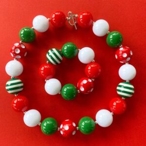 Round beaded bracelet in festive Christmas colors